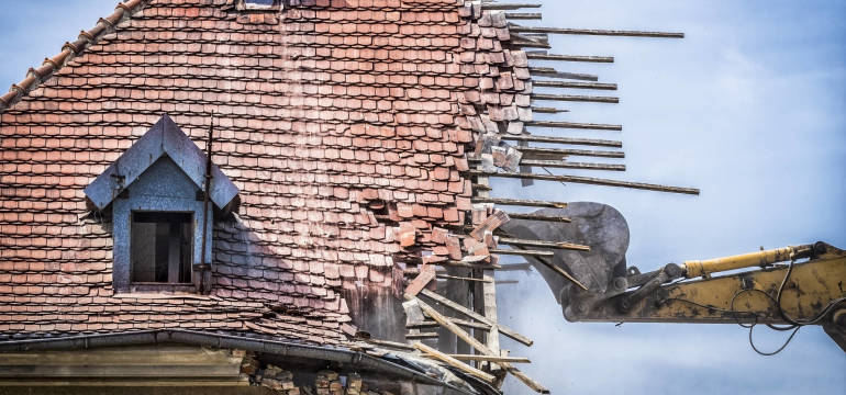Chcesz zlecić rozbiórkę budynku? Sprawdź, ile kosztuje i jak przebiega!