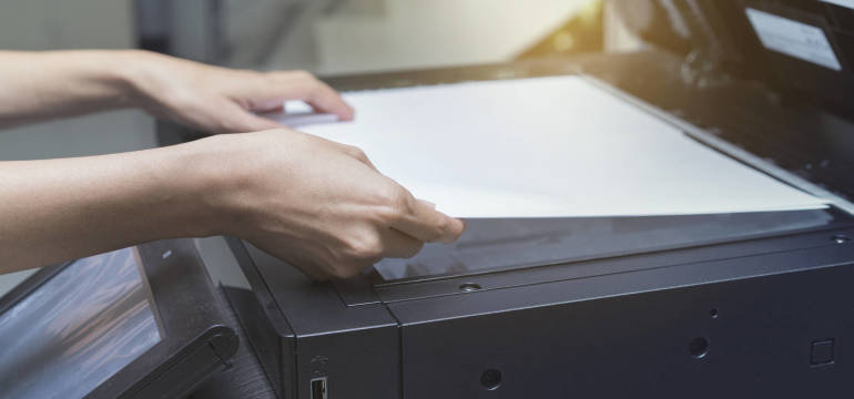 Na czym polega wynajem urządzeń biurowych i kiedy warto z niego korzystać?