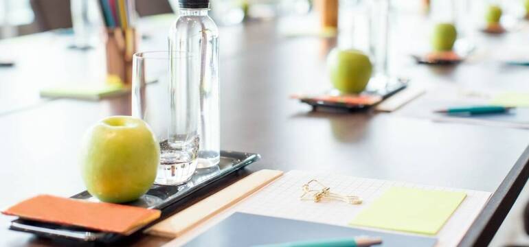 Korzyści z wody mineralnej w biurze