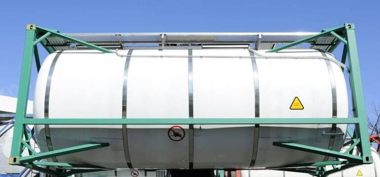 Transport ładunków niebezpiecznych – wymagania i pojazdy