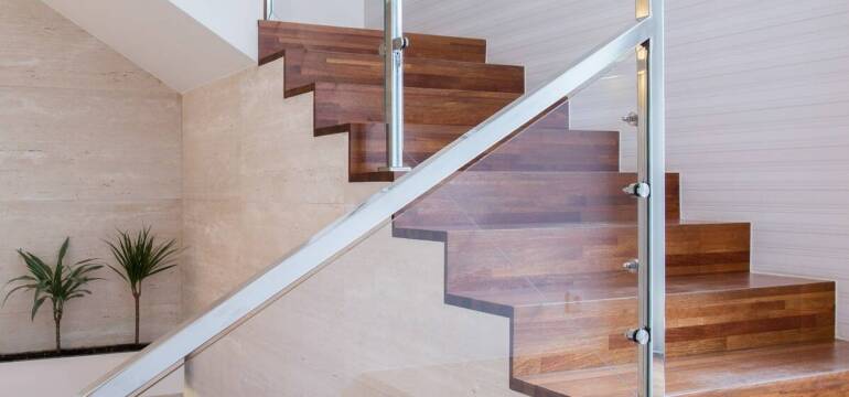 Szklane balustrady – elegancja i bezpieczeństwo w budownictwie