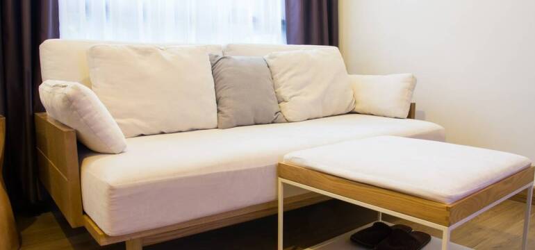 Sofa rozkładana w aranżacji pokoju gościnnego