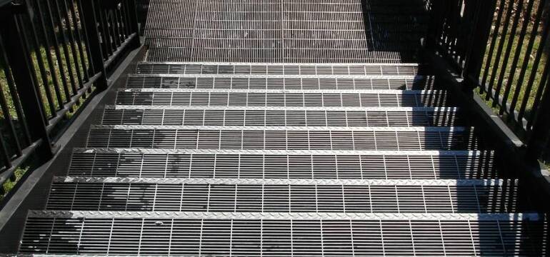 Nastopnice antypoślizgowe – bezpieczeństwo w każdym kroku