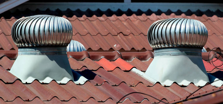 Nasady kominowe. Co warto o nich wiedzieć i kiedy trzeba je stosować?