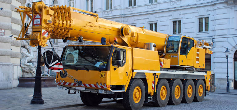 Jakie korzyści ma wynajem żurawi samojezdnych?