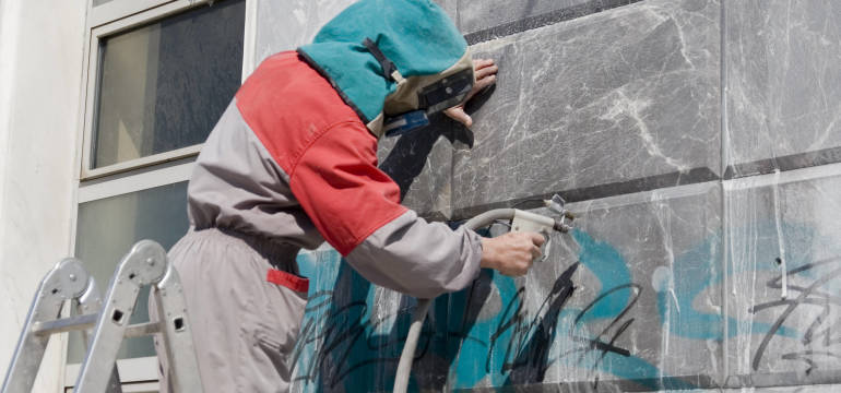 Skuteczne sposoby na pozbycie się graffiti z elewacji budynku