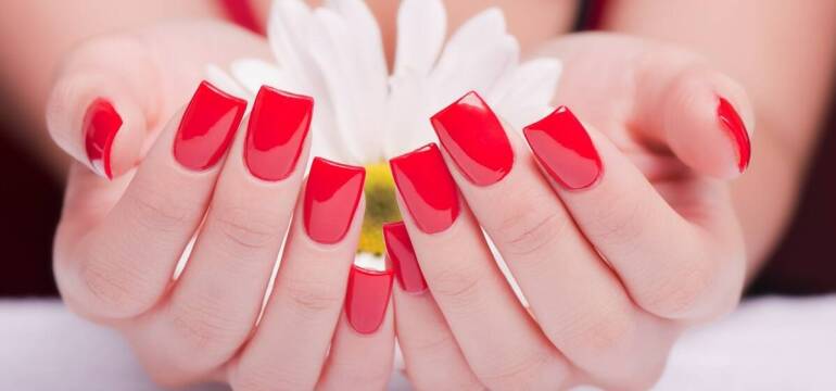 Manicure hybrydowy – trwałość i estetyka w Warszawie