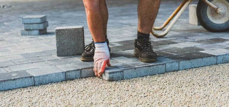 Wybór firmy brukarskiej – kluczowe aspekty