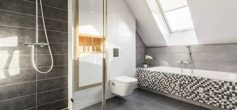 Geometryczne wzory i duże formaty płytek w łazienkach