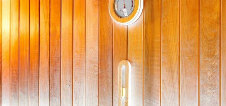 Wybór drewna do sauny – kluczowe gatunki i ich właściwości