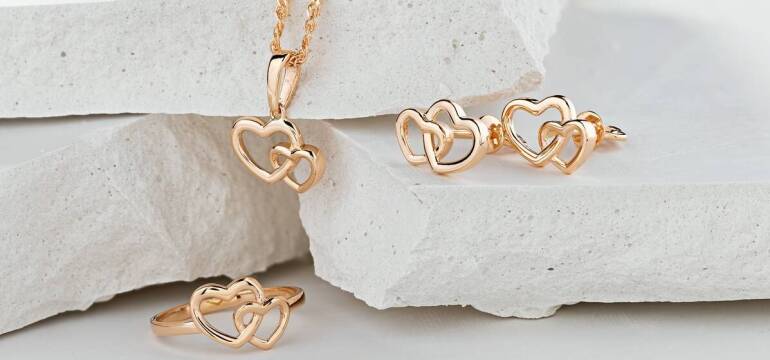 Złote zawieszki – eleganckie dodatki od Studio Karat