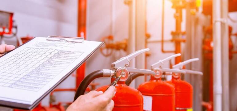 Sprzęt przeciwpożarowy i szkolenia - zapewnij bezpieczeństwo w firmie