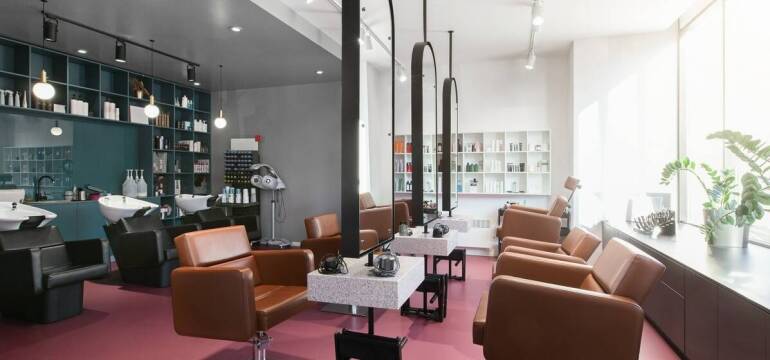 Jak ocenić salon przed pierwszą wizytą, gdy zależy ci na cięciu i koloryzacji