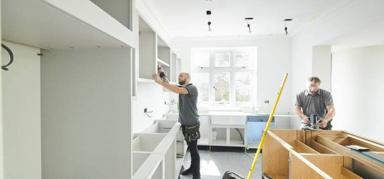 Dlaczego lokalny wykonawca mebli na wymiar skraca drogę od pomiaru do montażu