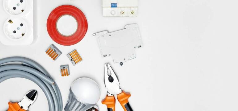 Jakie elementy elektryczne warto kupić lokalnie przed remontem budynku we Wołowie