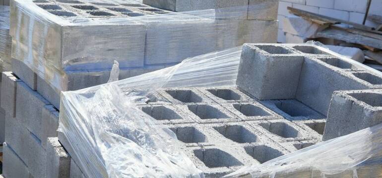 Dlaczego bloczki betonowe przyspieszają prace fundamentowe i wymagają dobrej logistyki dostawy pod Wrocławiem