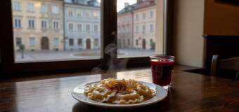 Dlaczego tradycyjne pierogi i domowe obiady pasują do wizyty na Starym Rynku w Mławie