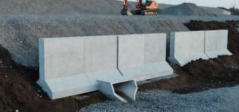 Jak integrować prefabrykowane ścianki oporowe typu L i wyloty drogowe w projektach infrastrukturalnych zgodnie z normami