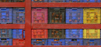 Dlaczego warto korzystać z pojemników z tworzywa sztucznego?