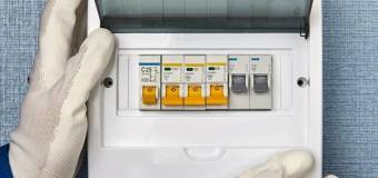 Jakie elementy zewnętrznej instalacji elektrycznej są przydatne w domu?