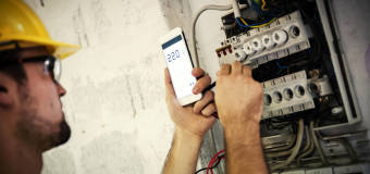 Czego dotyczą pomiary instalacji elektrycznych i dlaczego warto je przeprowadzać?