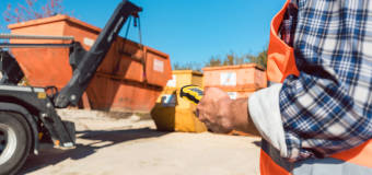 Nowoczesne systemy przeładunkowe. Co warto wiedzieć o hakowcach i bramowcach?