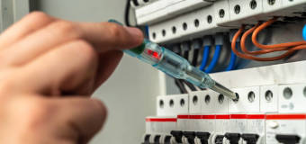 W jakich sytuacjach możemy skorzystać z pomocy elektryka?