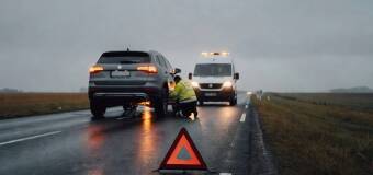 Przebita opona w trasie — jak zabezpieczyć auto i wezwać mobilny serwis ogumienia