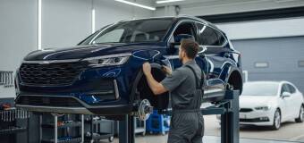 Jak wygląda naprawa auta po stłuczce, gdy warsztat prowadzi formalności z ubezpieczycielem i daje auto zastępcze