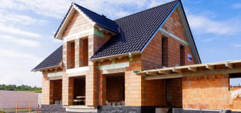 Zalety i wady wynikające z zatrudnienia jednej firmy do kompleksowej budowy domu