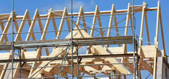 Jak wybrać właściwe drewno na więźbę dachową?