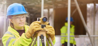 Jakie są zadania geodety na budowie na przykładzie firmy Iwony Pływacz.