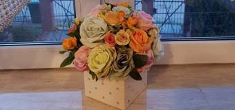 Flower boxy ze sztucznych kwiatów jako nietuzinkowa dekoracja wnętrz