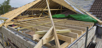 W jaki sposób firma Tomasza Chraboła przygotowuje więźby dachowe?