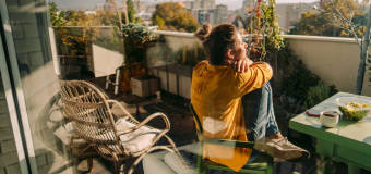 Jak osłonić taras przed słońcem? Rodzaje mat balkonowych