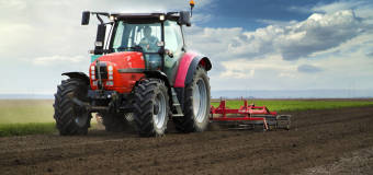 Wynajem ciągników rolniczych w ofercie wyszukiwarki Renterin.com – kiedy warto skorzystać z tego typu usług?