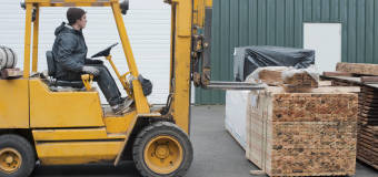 Wózki widłowe elektryczne i spalinowe – czym się różnią?