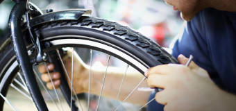 Jakie prace obejmuje serwis roweru wykonywany przez Autoryzowany Zakład Rowerowy?