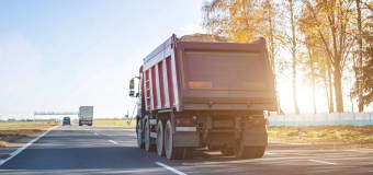 Bezpieczny transport materiałów sypkich z DAWTRANS Usługi Transportowe Dawid Zając