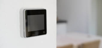 Dlaczego rolety zewnętrzne warto wyposażyć w system zdalnego sterowania? Sprawdź opinię fachowców z firmy Usługi Elektryczne Wierzba!