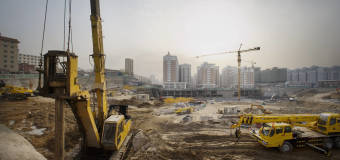 Plac budowy z firmą świadczącą usługi dźwigowo-transportowe Momar