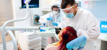 Leczenie kanałowe pod mikroskopem – czym się różni od tradycyjnego?