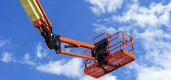 Kiedy warto zdecydować się na wynajem podnośnika koszowego w przedsiębiorstwie transportowo-handlowym Transmis?