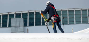 Usługi alpinistyczne Alpinic: jak przeprowadzić odśnieżanie dachu?