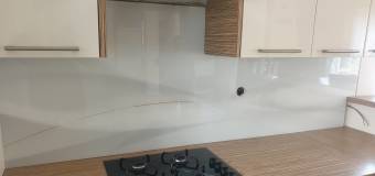 Kuchenne panele szklane w ofercie firmy Majloglass. Co warto wiedzieć o szkle typu Lacobel?