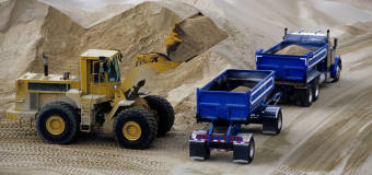 W jaki sposób firma Transman realizuje transport kruszyw?