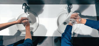 Co jest istotne w wyposażeniu łazienki w miejscu pracy?