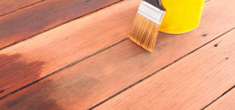 Jak zabezpieczyć drewno? Porównanie właściwości różnych rodzaji emalii ze sklepu Majster Bytom