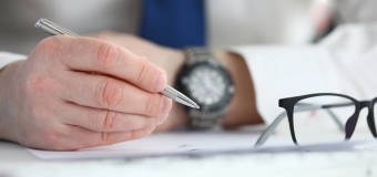 Tłumacz przysięgły. Jak nim zostać i czym się zajmuje?