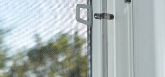 Dlaczego warto zdecydować się na montaż moskitier?